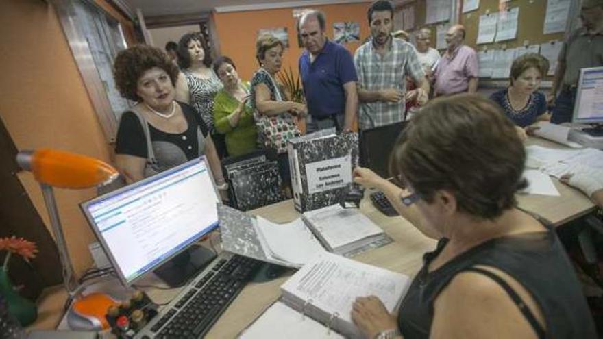 Vecinos de Los Andenes, presentando ayer las firmas en el Registro.