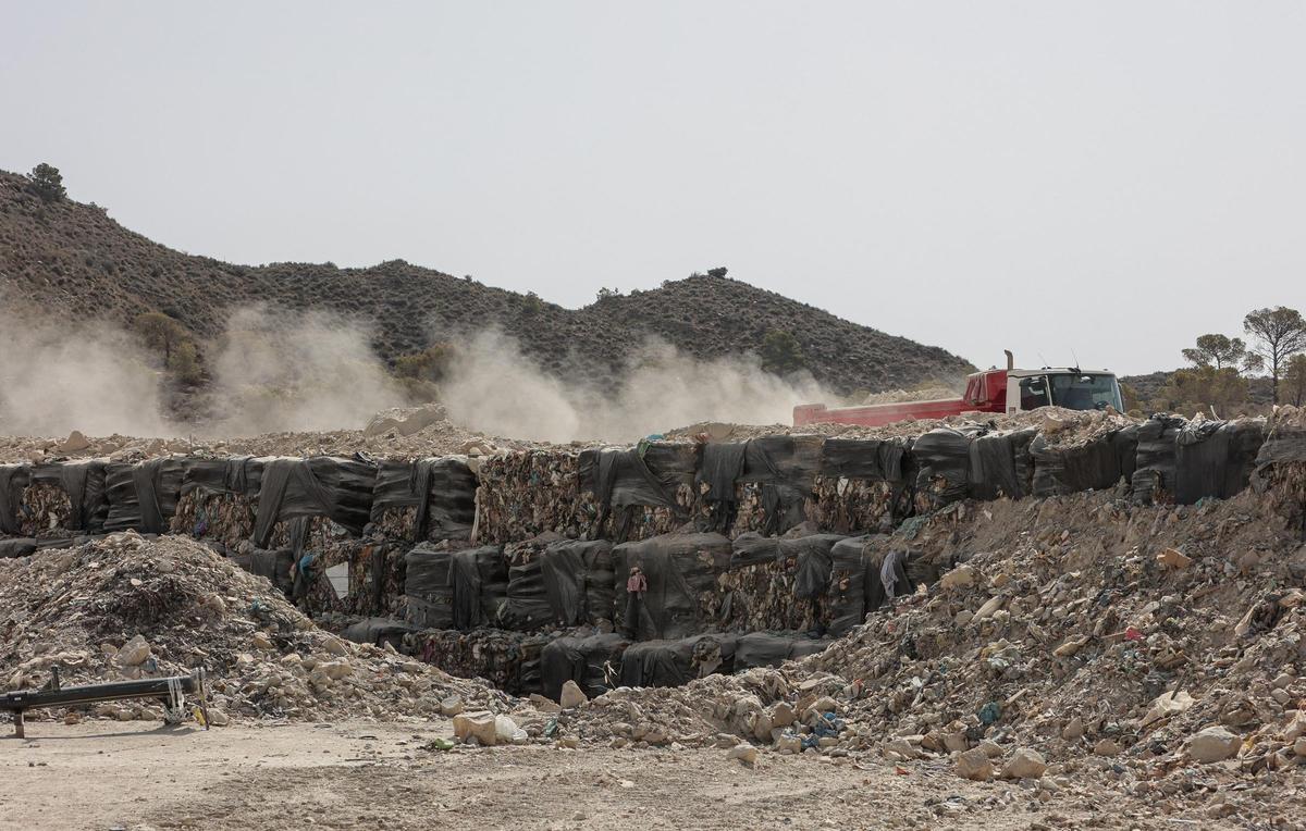Decenas de balas de basura, a punto de ser enterradas en la planta de basuras de El Campello, en una imagen de archivo