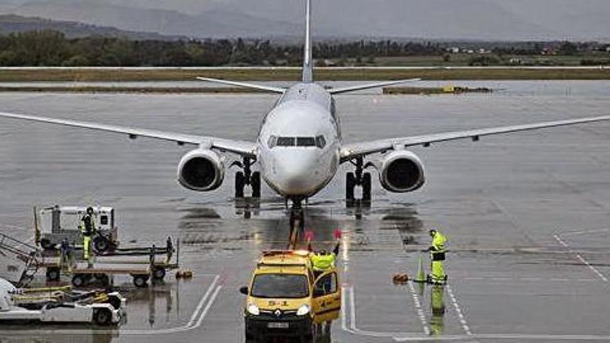 Un avió de Ryanair a la pista de les instal·lacions de Vilobí d&#039;Onyar.