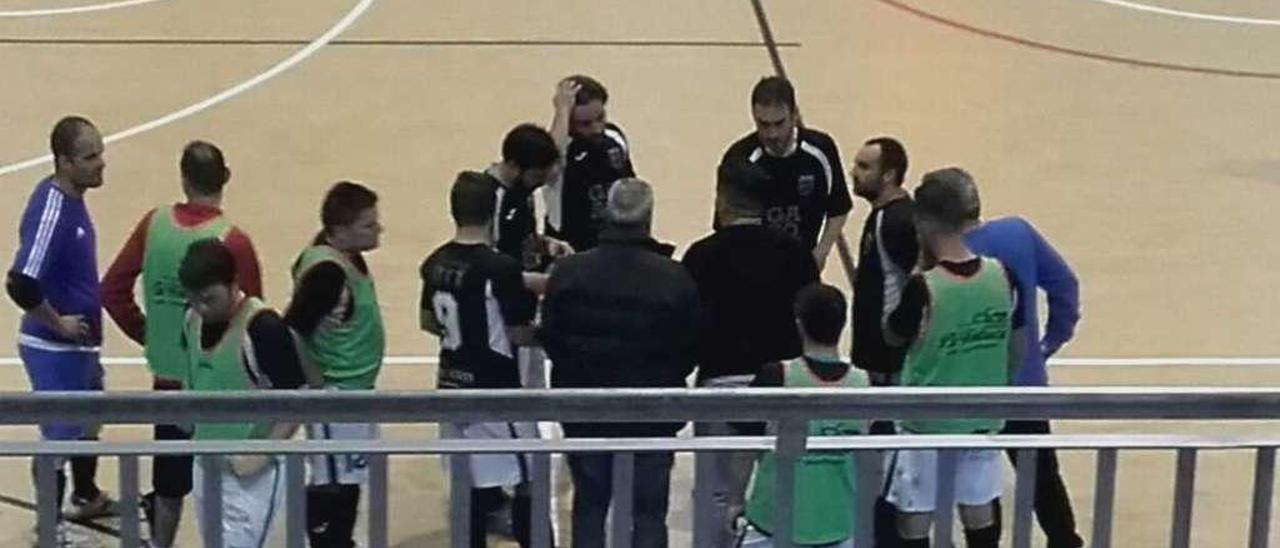 Los jugadores de El Candil reciben órdenes de su técnico, José Riesgo.