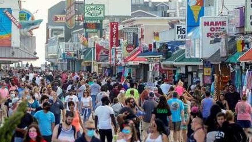 Gente en un paseo de Ocean City, en el estado de Maryland. // Reuters