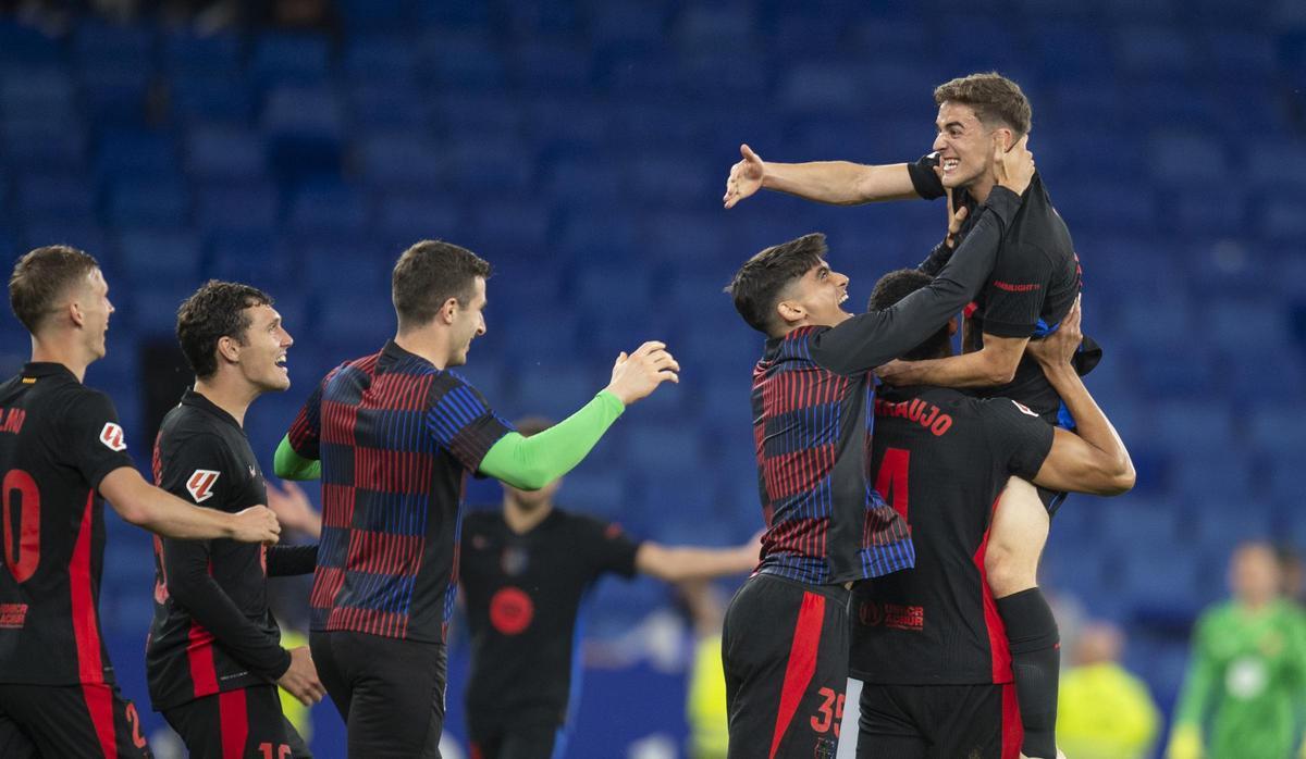 Los jugadores del Barça celebran la Liga.
