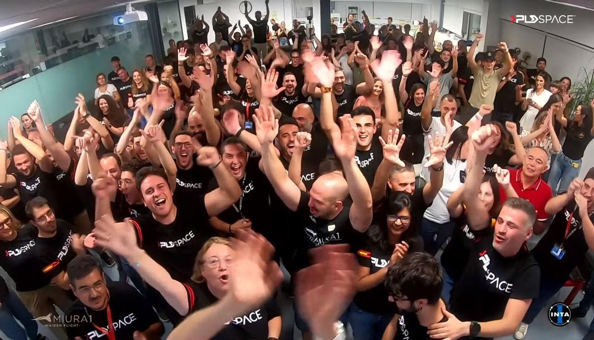 El personal de PLD Space, y algunos invitados, celebran el éxito del lanzamiento que siguieron en la sede de la empresa en Elche.