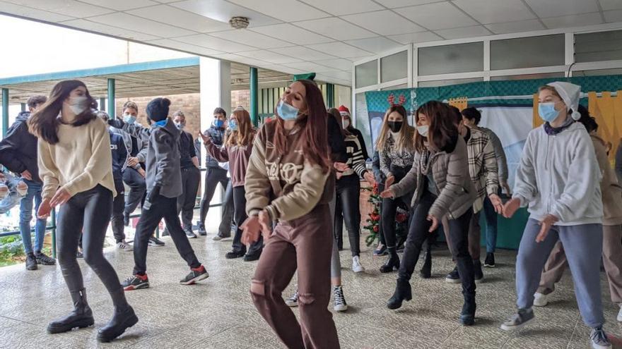 El último día de clase antes de las vacaciones se realizaron distintas actividades, como bailes y juegos tradicionales.