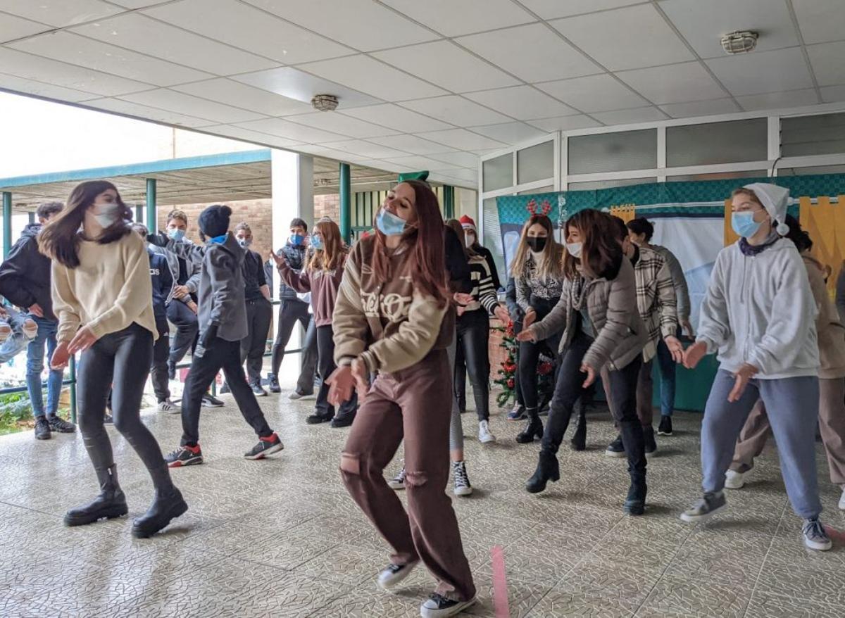 El último día de clase antes de las vacaciones se realizaron distintas actividades, como bailes y juegos tradicionales.