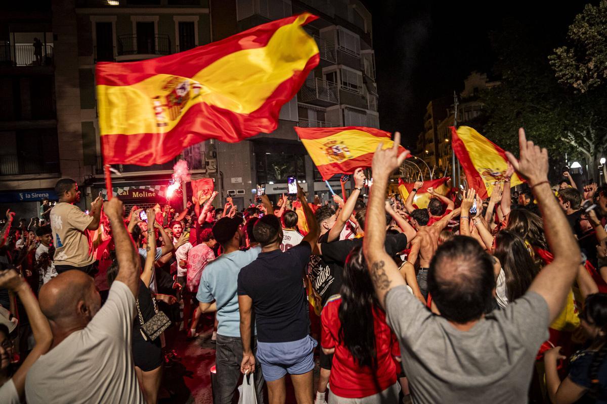 Les millors imatges de la celebració a Manresa del triomf de la Roja al Mundial