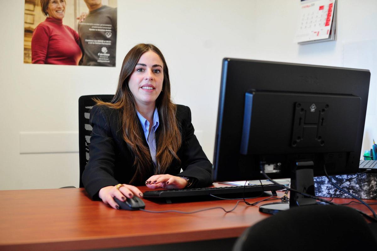 Cristina López, en su despacho de las instalaciones de Cáritas en Badajoz.
