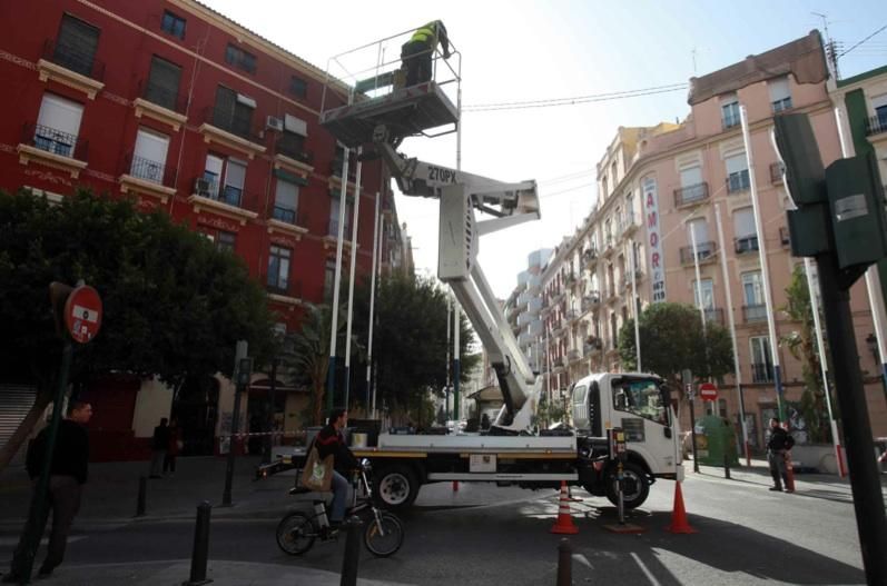 Polémica instalación de las luces de Fallas en la calle Sueca