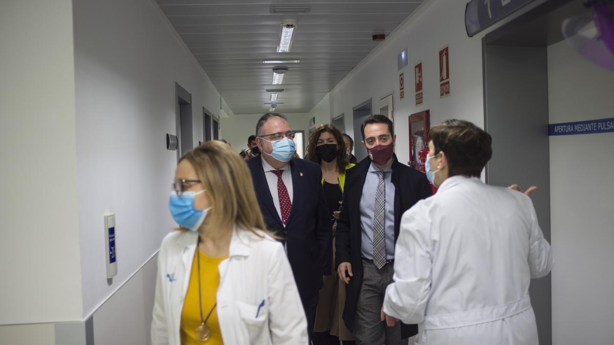 Vázquez, acompañado del alcalde, Luciano Huerga, y de la delegada territorial de la Junta, Clara San Damián, durante su visita al Hospital benaventano.