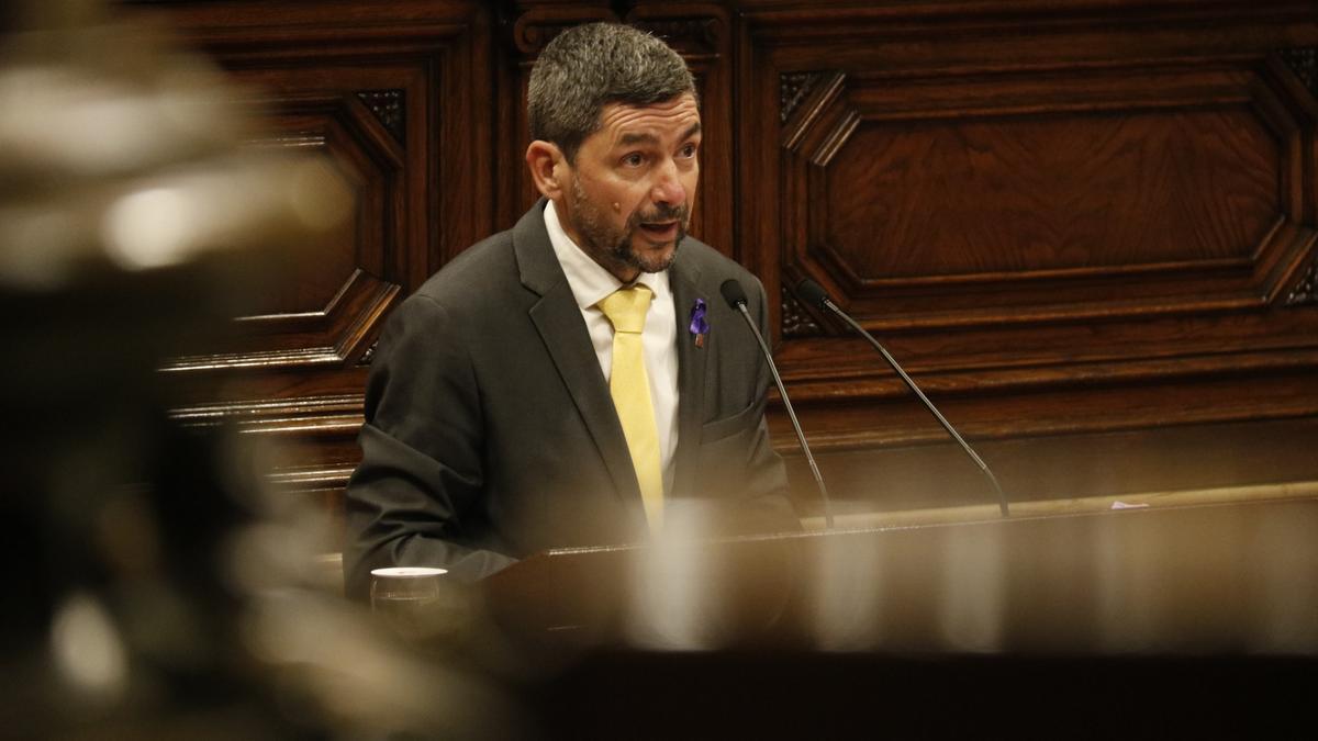 Pla mitjà del diputat de JxCat Joan Canadell intervenint al ple del Parlament