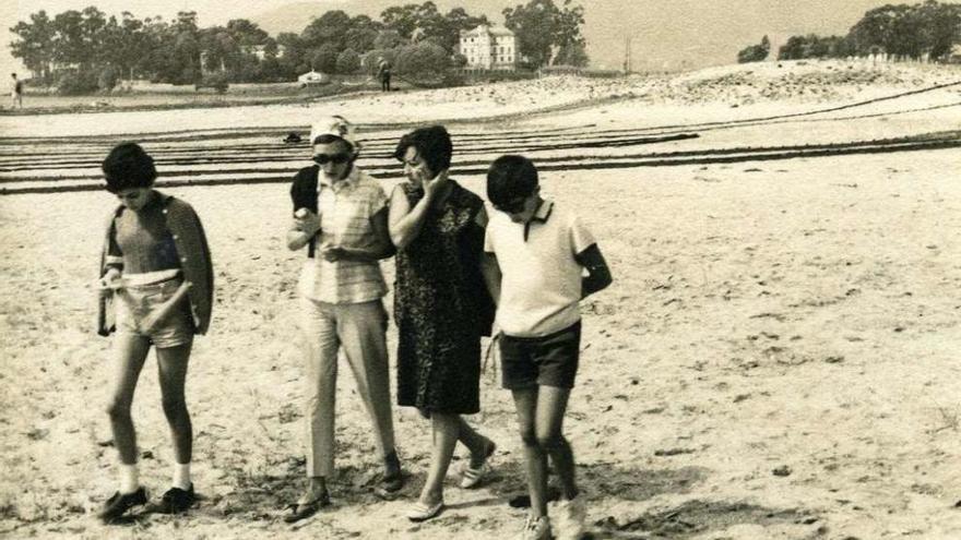 Imagen antigua de la playa de Cesantes, con San Simón al fondo, incluida en el documental. // O. Fernando Monroy