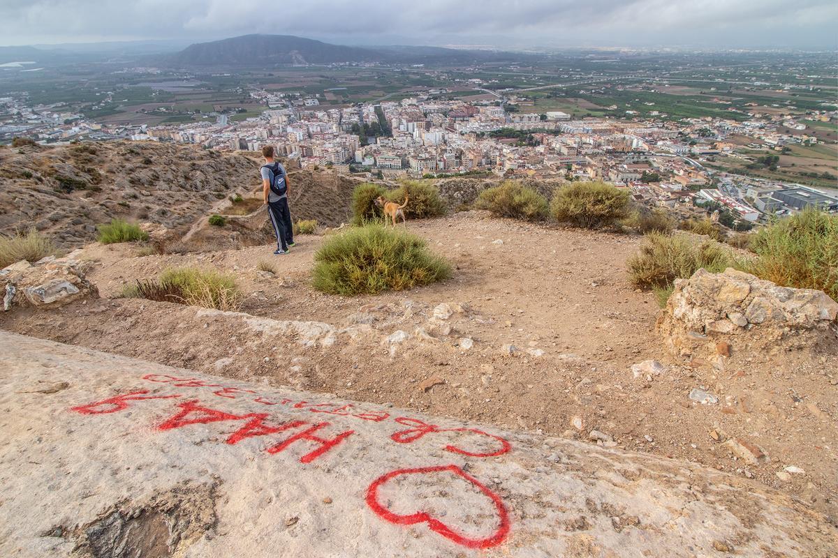 Pintadas y actos de vandalismo en el Castillo de Orihuela, en una imagen de archivo
