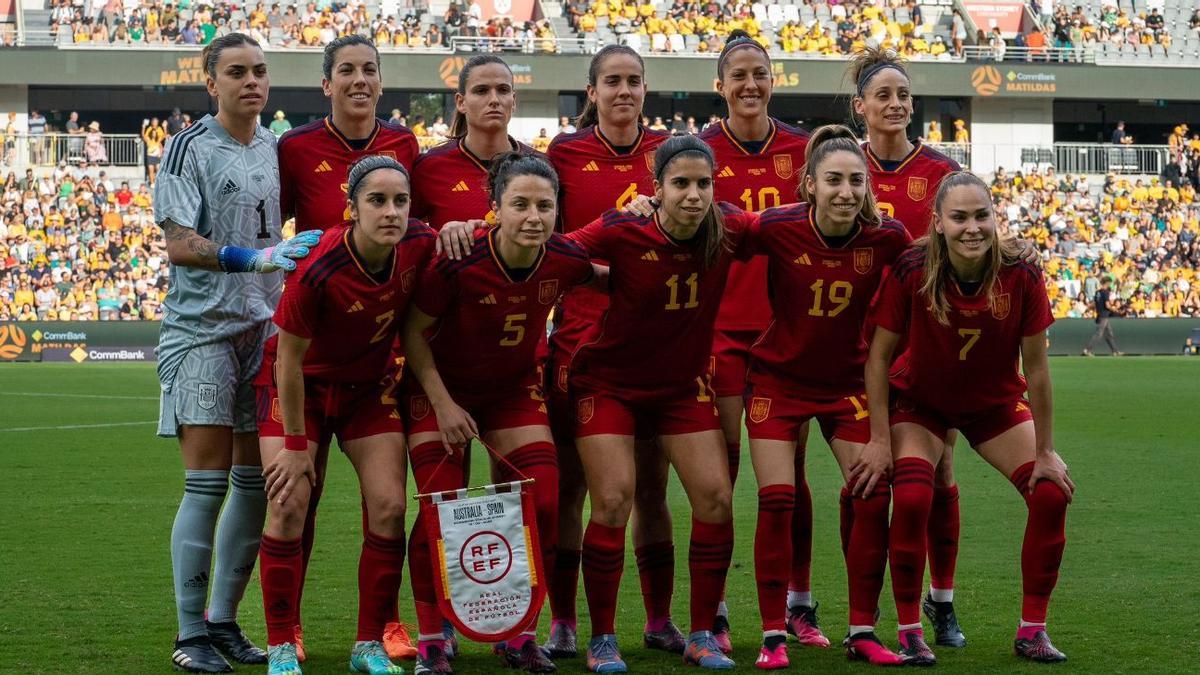 Rocío Gálvez, la cuarta por la izquierda de pie, antes de comenzar el Australia España de fútbol.