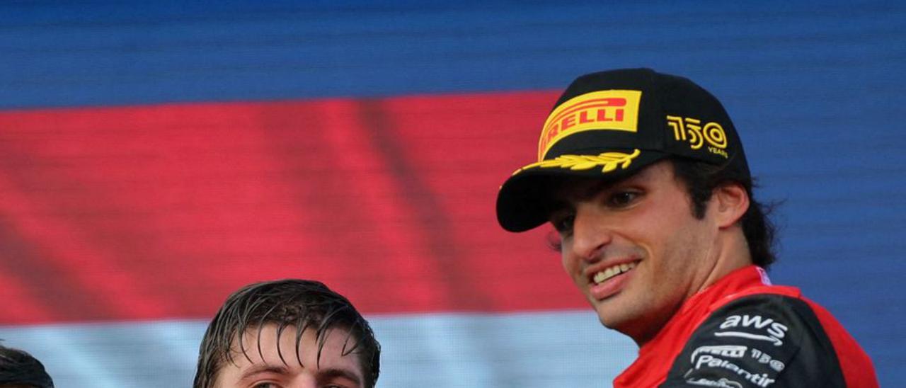 Verstappen y Sainz, en el podio de Miami. |   // REUTERS