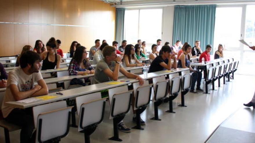 Estudiants esperant l&#039;inici de les proves de selectivitat a la URV a Tarragona.
