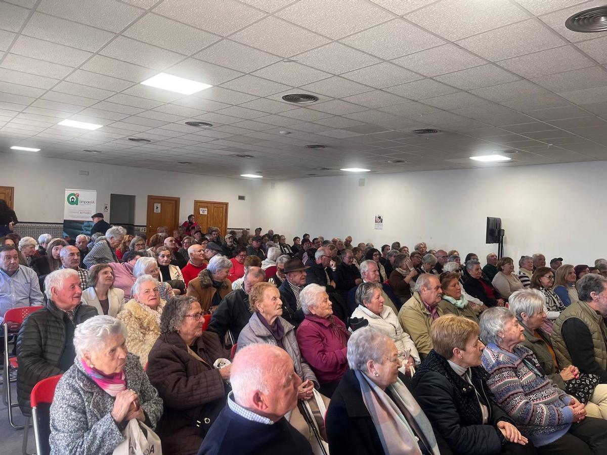 Salón de actos lleno de asistentes a las jornadas de ‘Revolución Digital Senior’.