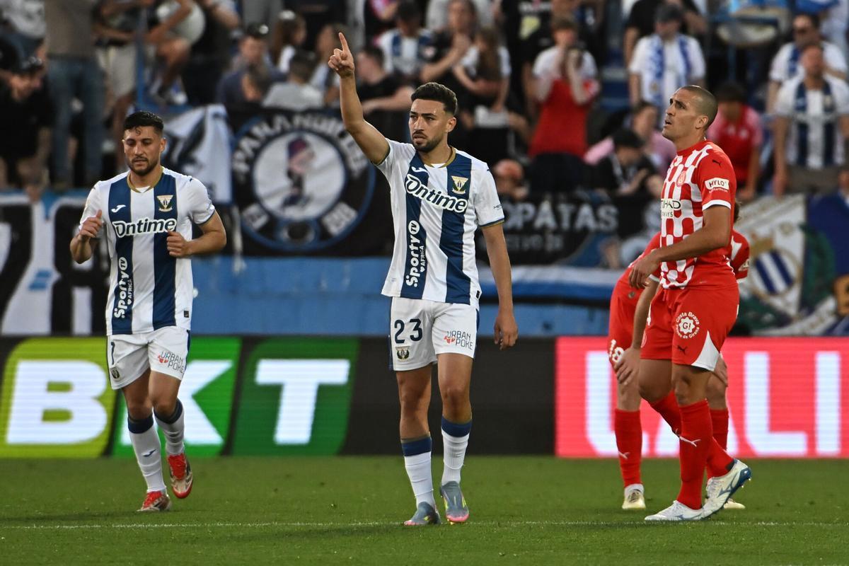 LEGANÉS (MADRID), 24/04/2025.- El defensa del Leganés Munir El Haddadi (2i) celebra su gol durante el partido de la jornada 33 de LaLiga EA Sports entre el CD Leganés y el Girona FC, este jueves en el estadio de Butarque, en Leganés (Madrid). EFE/ Fernando Villar
