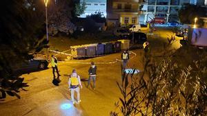 Varios policías, junto a los contenedores donde fue hallada la bebé en Porto Cristo.