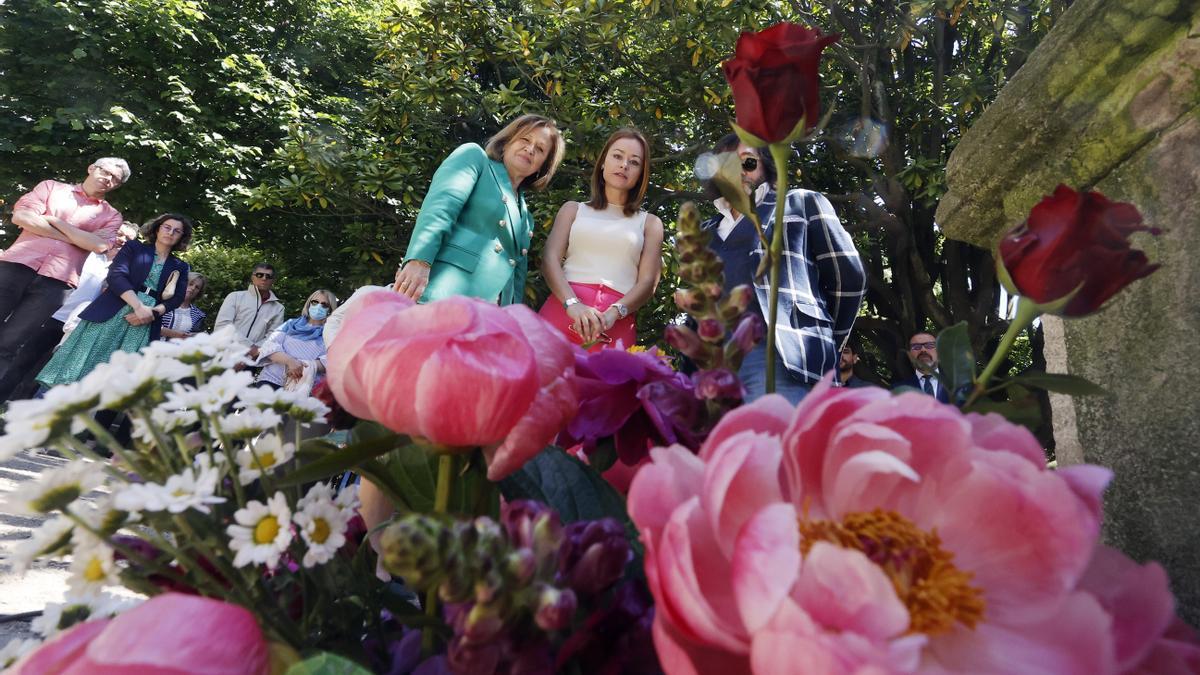 Érija Reija, entre Julia Díaz e Paco González Sarria, na ofrenda floral