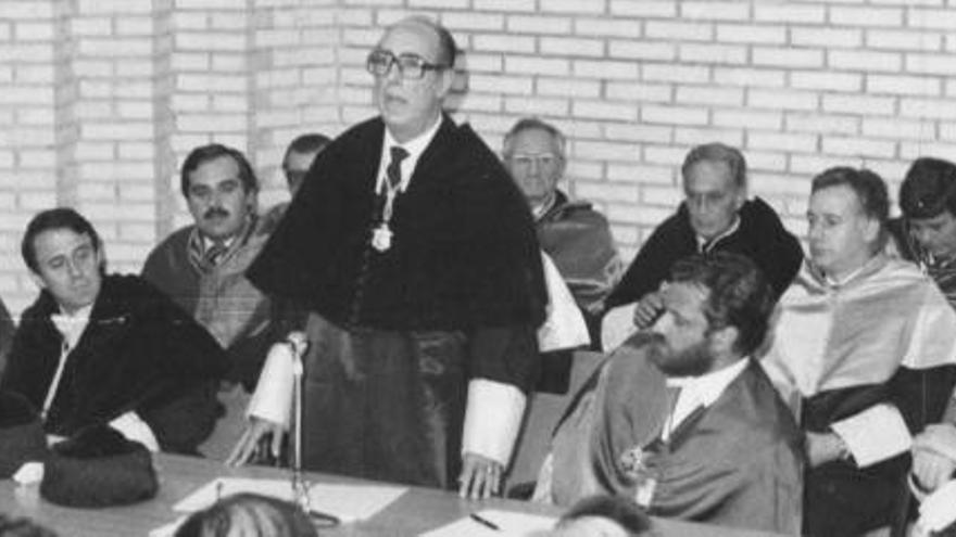 Teodoro López-Cuesta, rector de la Universidad de Oviedo, durante la inauguración de la Escuela de Ingenieros. El primero por la izquierda es Luis Ortiz Berrocal.
