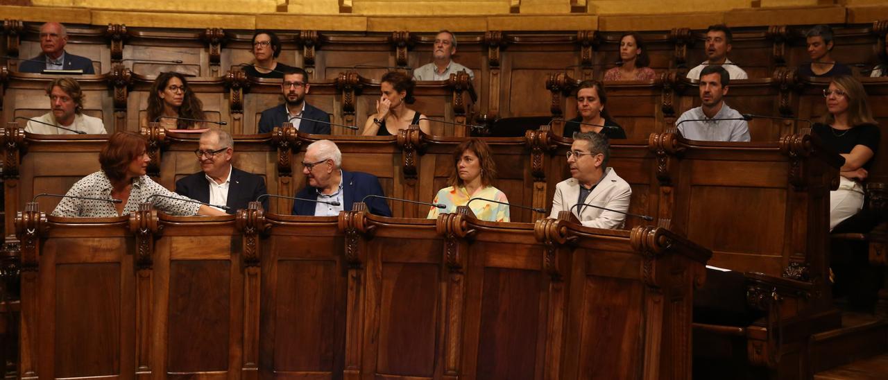 Ediles de diferentes grupos municipales, en el primer pleno de este mandato en el Ayuntamiento de Barcelona