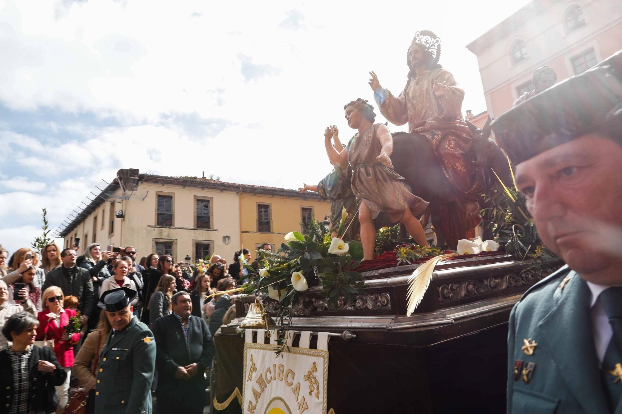 Multitudinaria bendición de ramos y procesión de La Borriquilla en Avilés