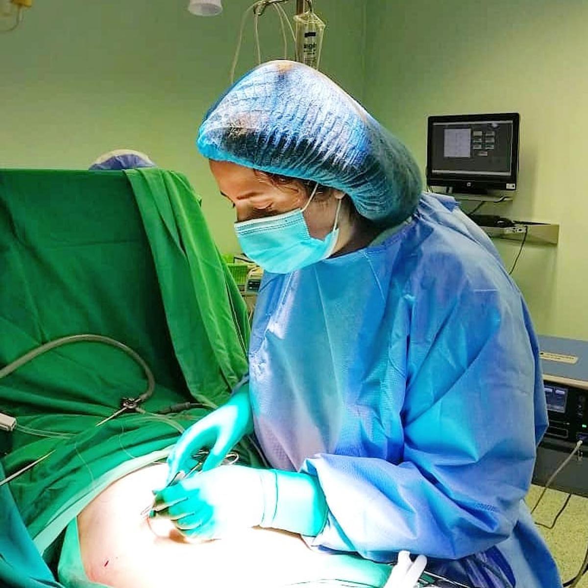 La cirujana libanesa Murielle el Feghaly operando durante su residencia en un hospital de Beirut. 