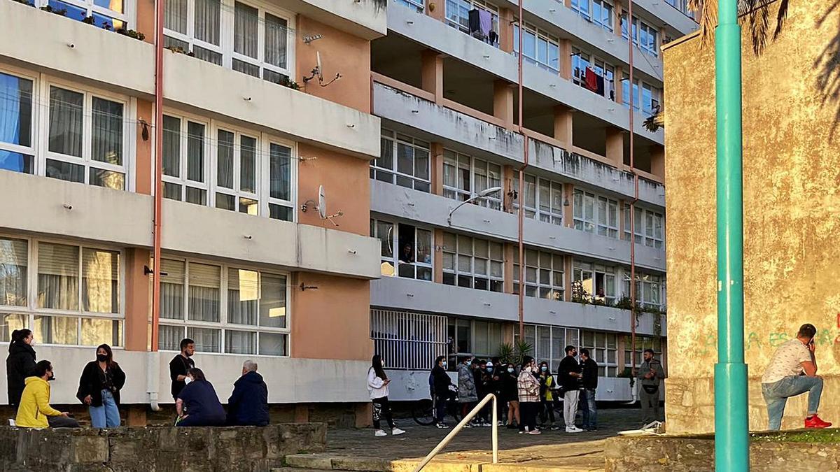 Algunos vecinos del Barrio de las Flores en la tarde de ayer delante de la casa ocupada. |  // LOC