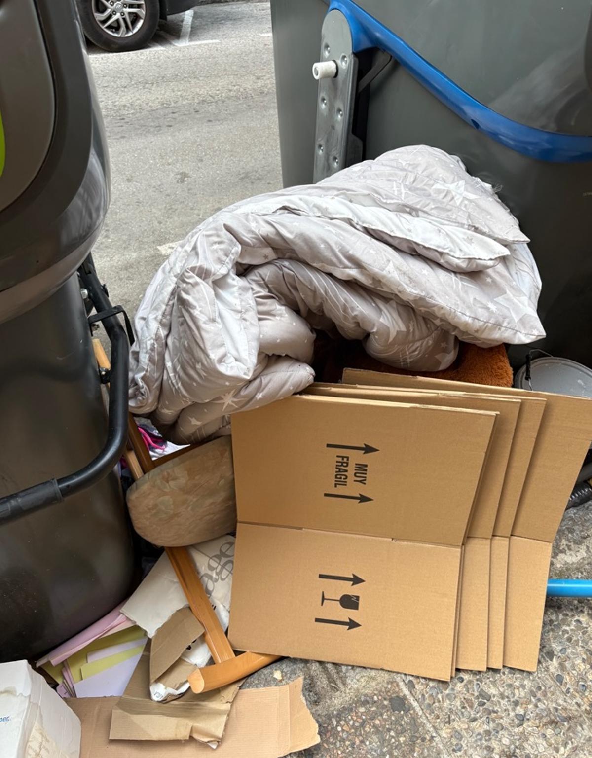 Coixins i cartons fora dels contenidors el dia abans de l'incendi.