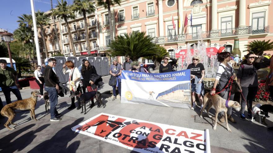 Protesta contra la caza y el maltrato a perros en Murcia