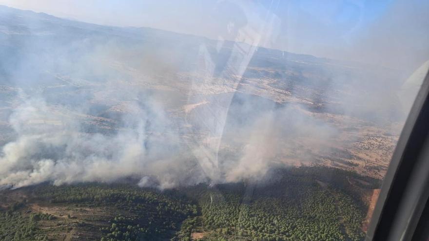 Estabilizado el incendio de Herrera del Duque tras un despliegue de casi un centenar de efectivos