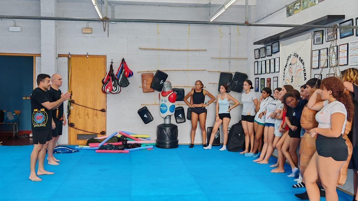 Jóvenes de Son Servera aprenden técnicas de autoprotección en un taller de defensa personal