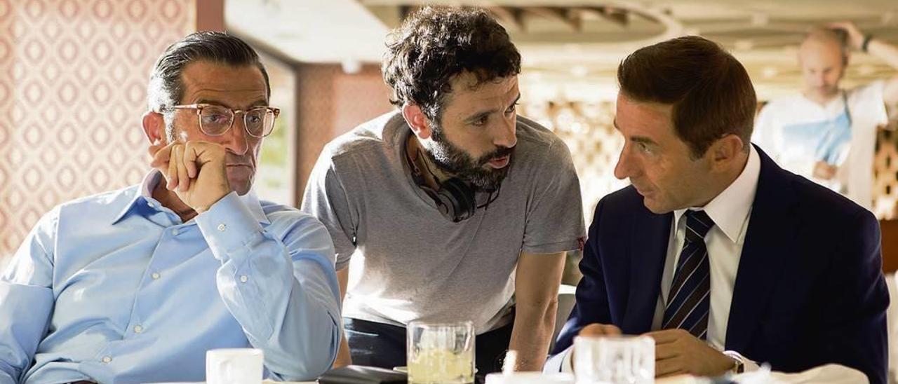 El director de &quot;El reino&quot;, Rodrigo Sorogoyen (c.), charla con Antonio de la Torre (d.) y el gallego Luis Zahera durante el rodaje. // Julio Vergne