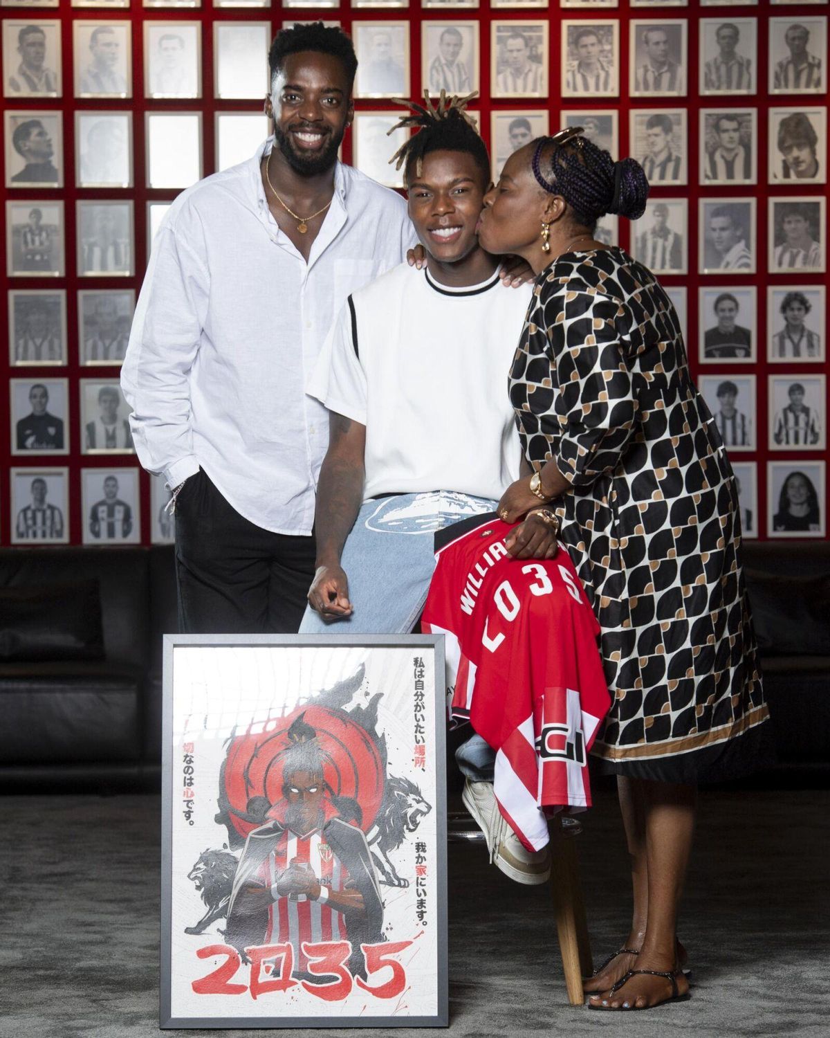 Nico Williams junto a su hermano y su madre en el momento de la renovación hasta el 2035
