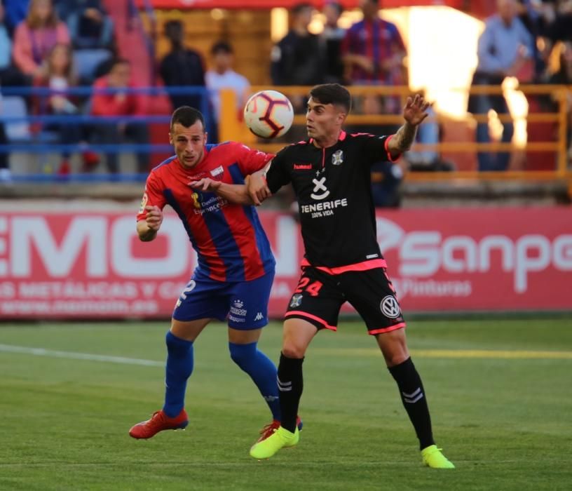 El CD Tenerife al borde del abismo tras perder ante el Extremadura