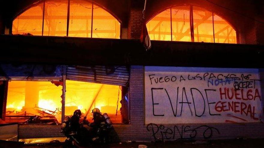 Protestas en Chile: tres mujeres mueren tras el saqueo e incendio de un supermercado