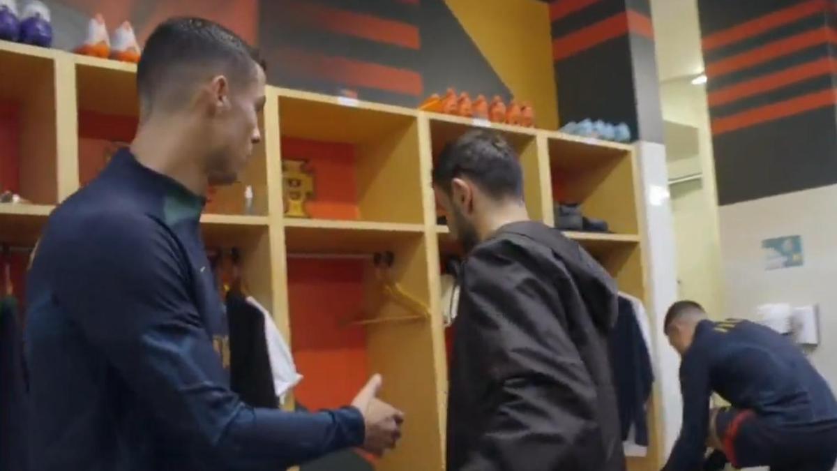 Cristiano Ronaldo da la mano a Bruno Fernandes, que le contesta con frialdad