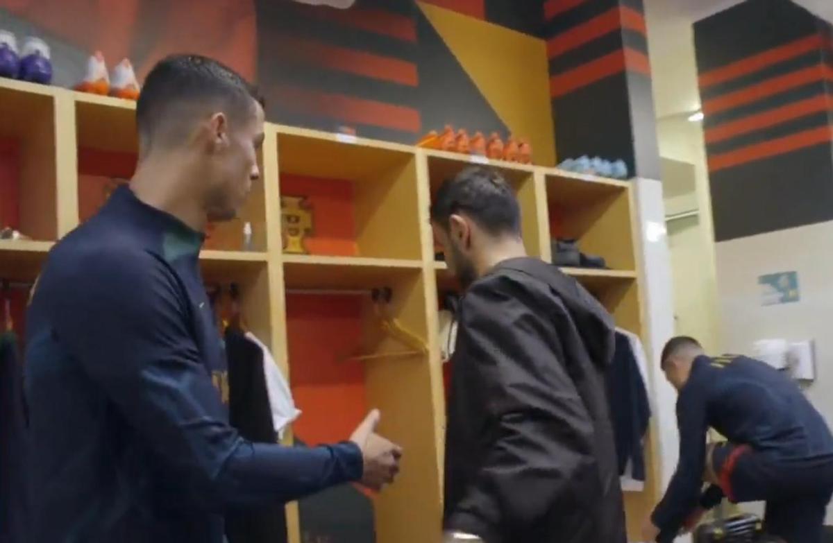 Cristiano Ronaldo da la mano a Bruno Fernandes, que le contesta con frialdad