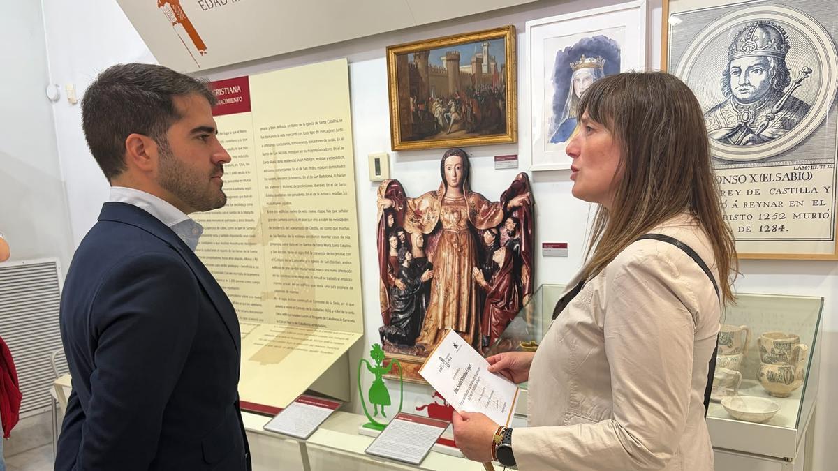 A la derecha, el edil de Cultura e Identidad, Diego Avilés, durante el acto de donantes del Museo de la Ciudad.