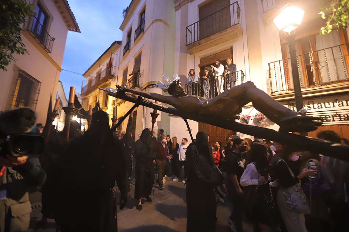 La cofradía del Vía Crucis desafía la lluvía