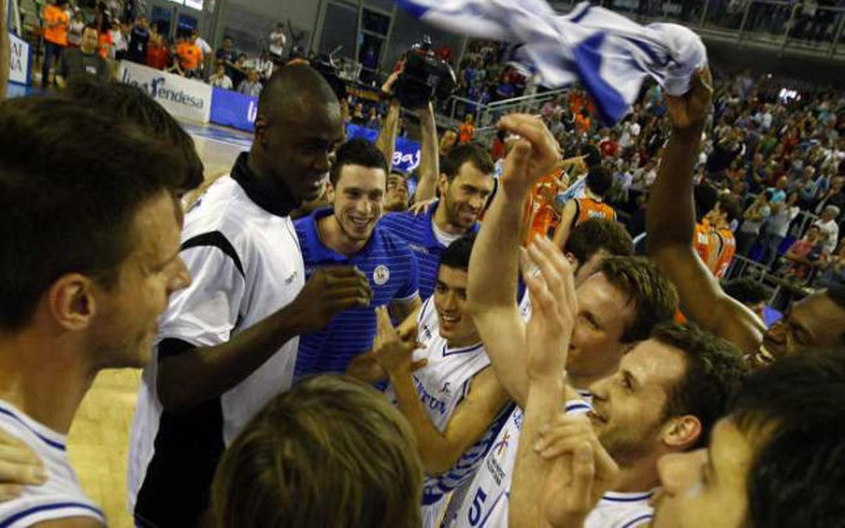 Los jugadores del Lucentum festejan el triunfo a la conclusión del choque.