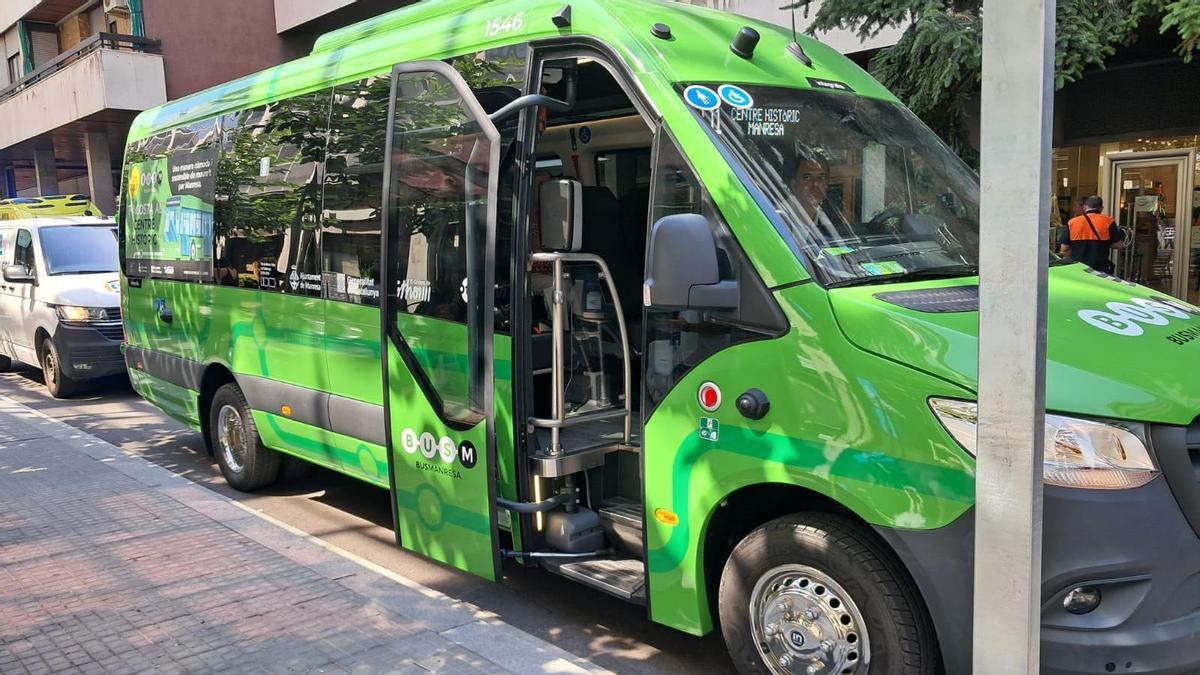 El minibús esperant viatgers a la parada de Pompeu Fabra