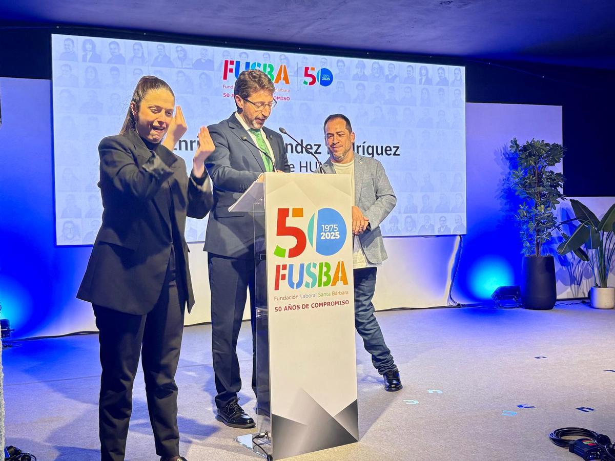 El presidente de Hunosa, Enrique Fernández, junto al El Langui y la intérprete de signos, Iris Abertura