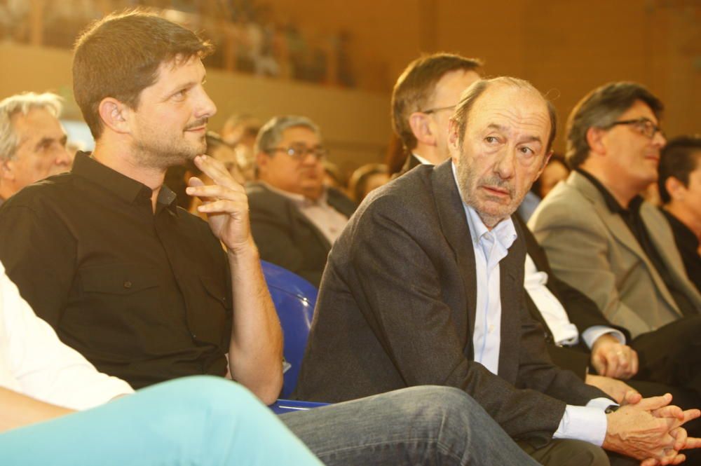 El secretario general del PSOE, Alfredo Pérez Rubalcaba, y el líder de los socialistas valencianos, Ximo Puig, durante el mitin de cierre de campaña para las elecciones europeas de 2014 en Alicante