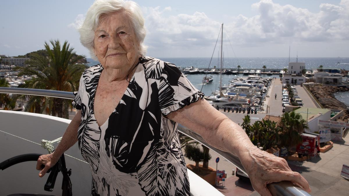 Julia Cano en el balcón de la casa de una de sus hijas, en Santa Eulària.