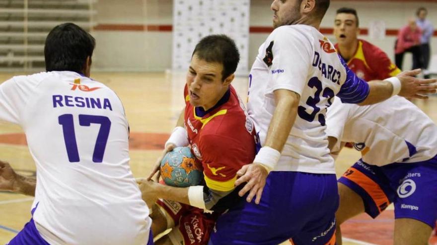 El central del Juanfersa Comunicalia Adrián Fernández pugna con la defensa del Granollers.