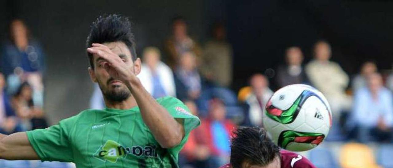 Pablo Carnero durante el partido ante el Guijuelo . // G.S.