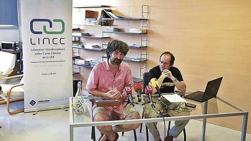 Pau De Vilchez (izqda) y DamiÃ  Gomis, en un acto del LINCC.