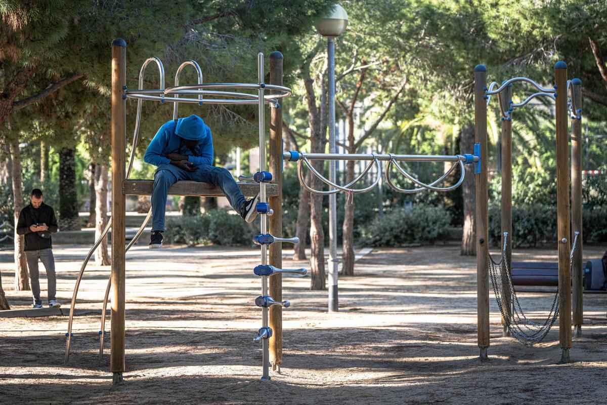 Barcelona desaloja a una treintena de personas sin hogar del parque Joan Miró