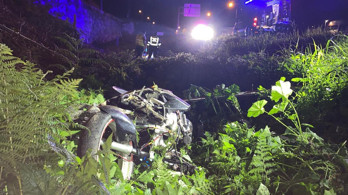 Los sanitarios atienden a los heridos en el accidente de moto de Ourense